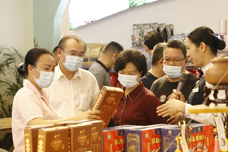10.參觀那馬服務區(qū)扶貧產品展銷廳，此為廣西高速公路第一家扶貧產品展銷廳.JPG
